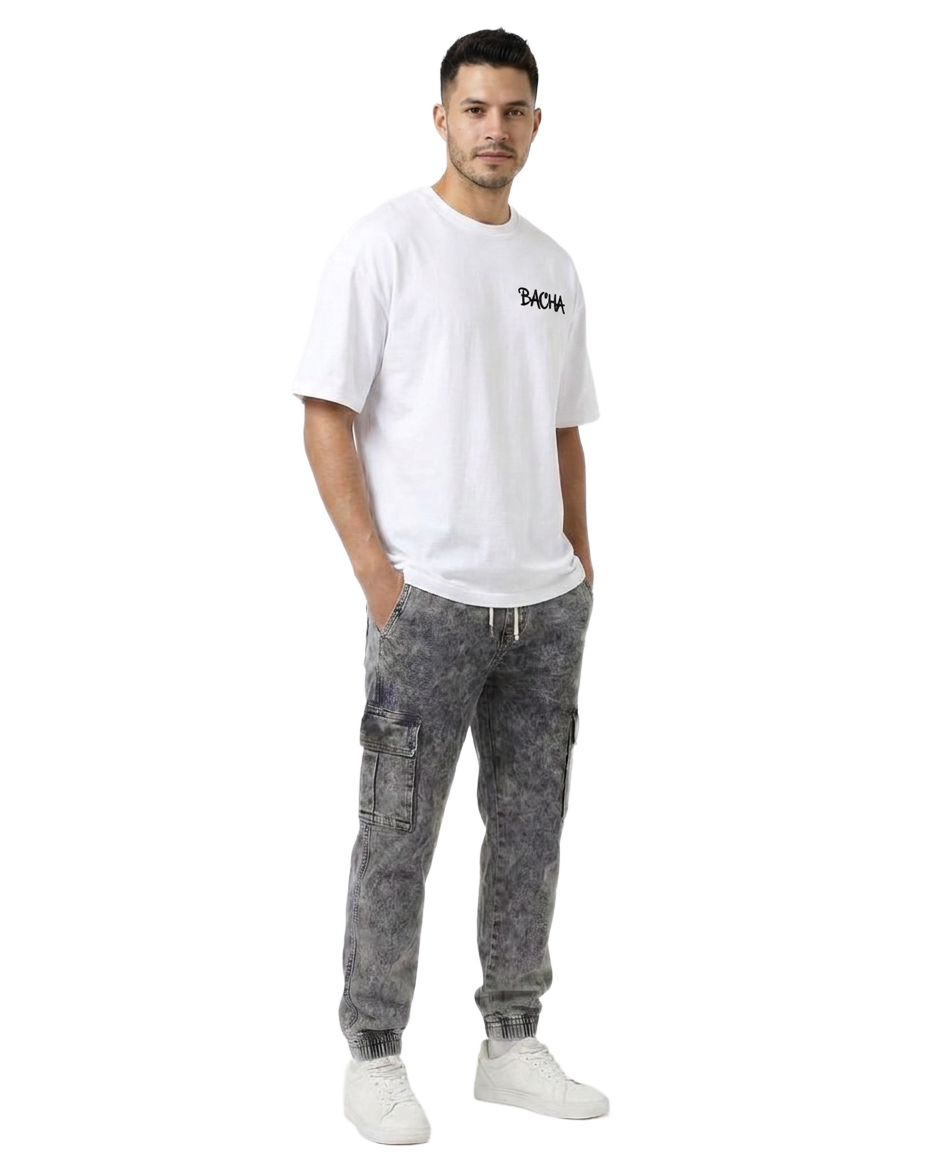 Modelo con remera Origin Vandal blanca de BACHA Collection Uruguay
